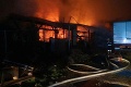 Neďaleko Trenčína horela hala s drevenými paletami: Zasahovalo takmer 30 hasičov