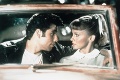 John Travolta a Olivia Newton-John na pódiu 40 rokov po filme Pomáda: Jedného z nich by ste ledva spoznali