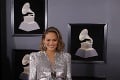 Mladučká speváčka ako femme fatale, jej kolegyňa ako chlap: Hlasujte za najlepší outfit z Grammy!