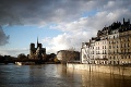 Návštevníci Paríža môžu na hlavné atrakcie zabudnúť: Hladina Seiny opäť stúpla!