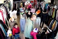 Vo východoslovenskom meste vyčíňa organizovaná skupina: Kamera v obchode odhalila ich podlé praktiky!