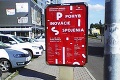 Prekážková dráha v Bratislave roky hnevá okoloidúcich: V strede chodníka na Bajkalskej číha totiž reklama