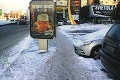 Prekážková dráha v Bratislave roky hnevá okoloidúcich: V strede chodníka na Bajkalskej číha totiž reklama