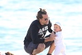 Bradley Cooper na pláži s Irinou Shayk: Jeho pozornosť však odpútala krásna dáma!