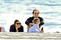 Bradley Cooper na pláži s Irinou Shayk: Jeho pozornosť však odpútala krásna dáma!