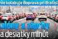 Pre sneženie kolabuje doprava pri Bratislave: Kolóny a zápchy na desiatky minút