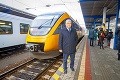 Minister dopravy sa zviezol vo vlaku v rannej špičke, horko to oľutoval: Schytal drsné výčitky