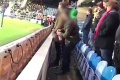 Nechutnosť v anglickej lige zachytená na kamere: Fanúšik sa vymočil brankárovi súpera do fľaše!