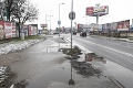 Najhorší chodník v Bratislave pripomína zlý sen: TU musia chodci obchádzať až 23 dier!