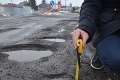 Cesta medzi Fiľakovom a Biskupicami pripomína tankodróm: Výtlky merajú aj jeden meter!