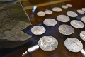 Neobyčajný nález polície: Muži zákona objavili mince z čias starovekého Grécka a Ríma