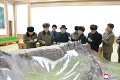 Podľa štátnych médií zdolal Kim štít v lakovkách: Toto že má byť jeho horolezecký výstroj?!