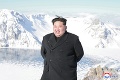 Podľa štátnych médií zdolal Kim štít v lakovkách: Toto že má byť jeho horolezecký výstroj?!