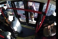Dráma v Bratislave: Muž sa vrhol na autobus, rozmlátil mu dvere
