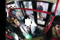 Dráma v Bratislave: Muž sa vrhol na autobus, rozmlátil mu dvere