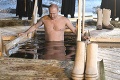 Putin sa pred blížiacimi voľbami okúpal v posvätenej vode: Voloďa, ty máš ale telo!