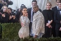 Kim Kardashian a Kanye West sa konečne dočkali: Bábo č. 3 je na svete!