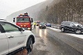 Počasie spôsobilo na cestách ľadové peklo: Poľadovica a havárie zablokovali cesty