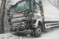 Hromadná nehoda ochromila dopravu neďaleko Púchova: Zrazili sa tri nákladiaky a dve autá