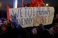 V poľskej metropole sa zhromaždili protestujúci ľudia: Okrem materníc máme aj mozgy!