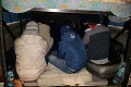 Colníci v Šahách chytili dodávku s 19 ľuďmi: V aute boli aj štyri deti