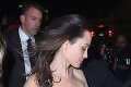 Angelina Jolie sa konečne oslobodila od čiernej farby: Pierka a biele šaty by ste ale nečakali!