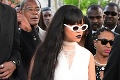 Uplakaná Rihanna pochovala zastreleného bratranca: Na pohrebe svietila v nevinnej farbe!