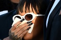 Uplakaná Rihanna pochovala zastreleného bratranca: Na pohrebe svietila v nevinnej farbe!