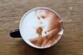 Unikátne selfieccino v Bratislave: Káva s vašou fotkou len za 15 sekúnd!