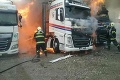 V Sládkovičove hasiči bojovali s požiarom kamiónov, škodu vyčíslili na 300-tisíc eur