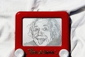 Muž maľuje na známej tabuľke: Portrét Einsteina jedným ťahom