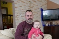 Policajtovi Petrovi sa narodili dvojičky, jedno z bábätiek zasiahol obzvlášť krutý osud: Dráma 3 mesiace po pôrode!