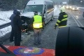 Zrážka mikrobusu a osobného auta na Orave: Na ošetrenie odviezli 11 ľudí