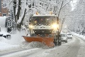 Husté sneženie komplikuje dopravu: Tri horské priechody pre nákladiaky uzavreli