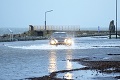 Víchrica Eleanor ohrozuje Britské ostrovy: Záplavy v uliciach, narušená doprava a dodávky elektriny