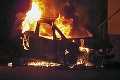 Tragická nehoda: Z horiacej cisterny preskočili plamene na osobné auto, zomrela 5-členná rodina!