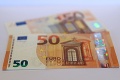 Pozor na falošné 50 eurové bankovky: Mladicí nimi platia pri kúpe áut, mobilov aj kabeliek