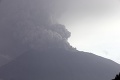 Strach na Indonézii: Sopka Sinabung opäť vychrlila popol a sopečný plyn
