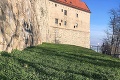 Počas prechádzky vyľudnenou Bratislavou zbadala čitateľka niečo nečakané: Prekvapivý nález pri hrade!