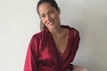 Toto je pastva pre oči: Sexi Ivanovičová pózuje s darčekom v spodnom prádle!