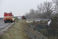 Smrteľná nehoda v Trenčianskom kraji na diaľnici D1: Zahynul mladý vodič († 22), s autom narazil do nádrže na vodu