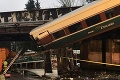 Vlak sa zrútil zo železničného mosta: Hlásia 6 mŕtvych