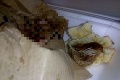 Miška mala obrovskú chuť na teľací kebab: Keď ho otvorila, ostala zhnusená!