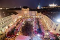 Bojujú majitelia prevádzky v Bratislave proti návštevníkom vianočných trhov? Aha, čo vylepili na dvere podniku!