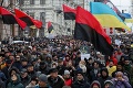 Do ulíc Kyjeva vyšli tisícky demonštrantov: Protestujúci sa dostali do potýčok s políciou