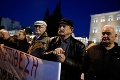 Tisíce seniorov protestovalo v uliciach Atén: Na dôchodky sme si zarobili krvou!