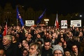 Centrum Prahy zaplnili stovky demonštrantov: Odpor voči schôdzke protiimigračných strán!