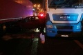 Nehoda na diaľnici D1 v Bratislave: Osobné auto sa dostalo medzi dva nákladiaky