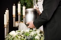 Obrovský škandál na pohrebe: Keď syn rozptýlil popol z urny, dozvedel sa hroznú pravdu