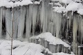 Nevšedný prírodný úkaz na Slovensku: Priamo pri hlavnej ceste vzniká ľadopád, obdivujú ho domáci i turisti